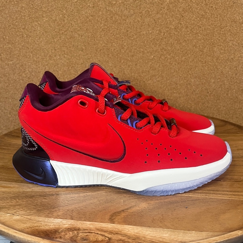 Nike
Lebron james 21
‘Theatre’
Brand new